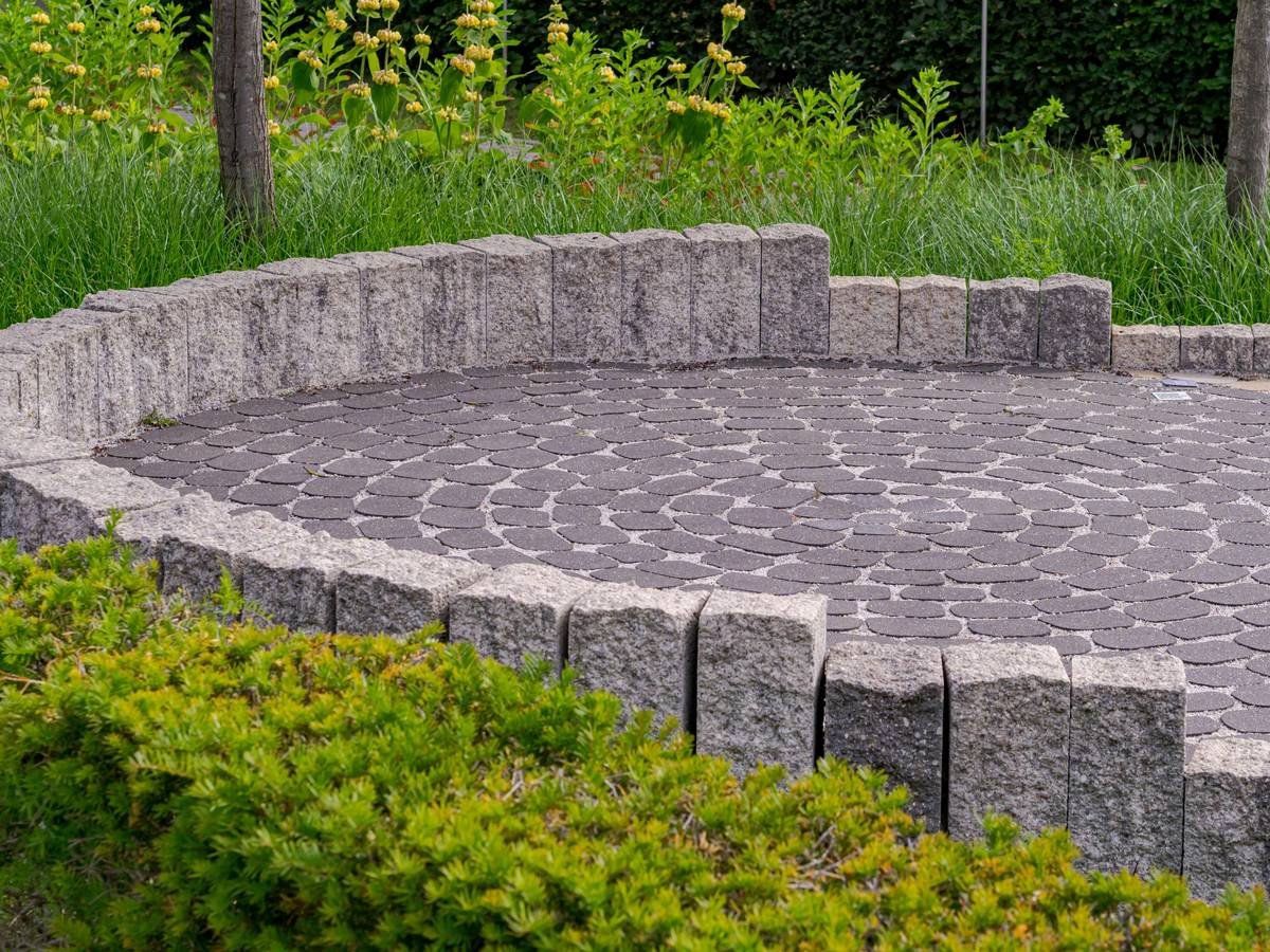 Side-by-side comparison of poorly defined garden bed vs. sharply edged bed with metal border