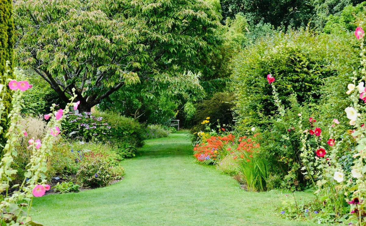Side-by-side photo: left shows messy lawn-to-bed transition with weeds; right shows clean metal edging separating turf and mulch