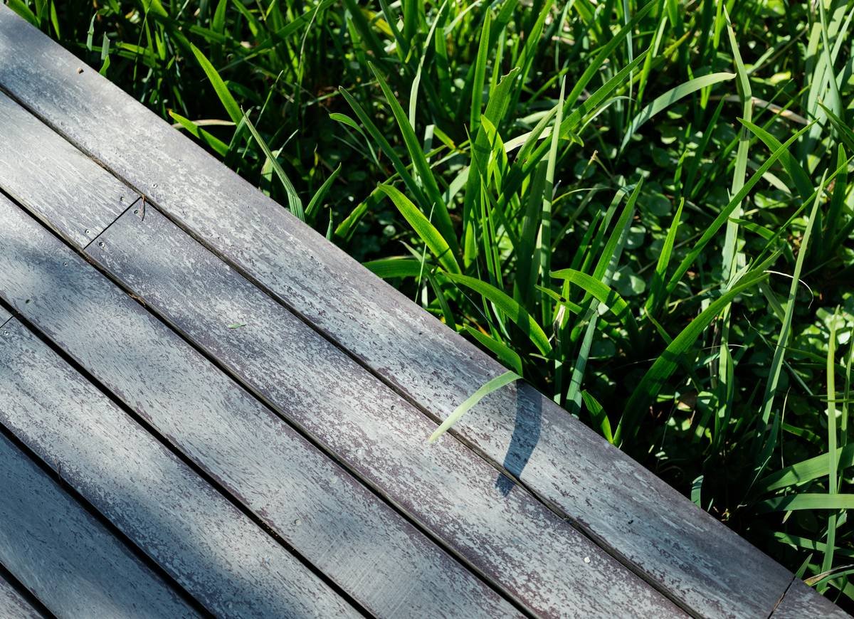 Infographic showing how edging boards block grass rhizomes and reduce garden maintenance by 40%