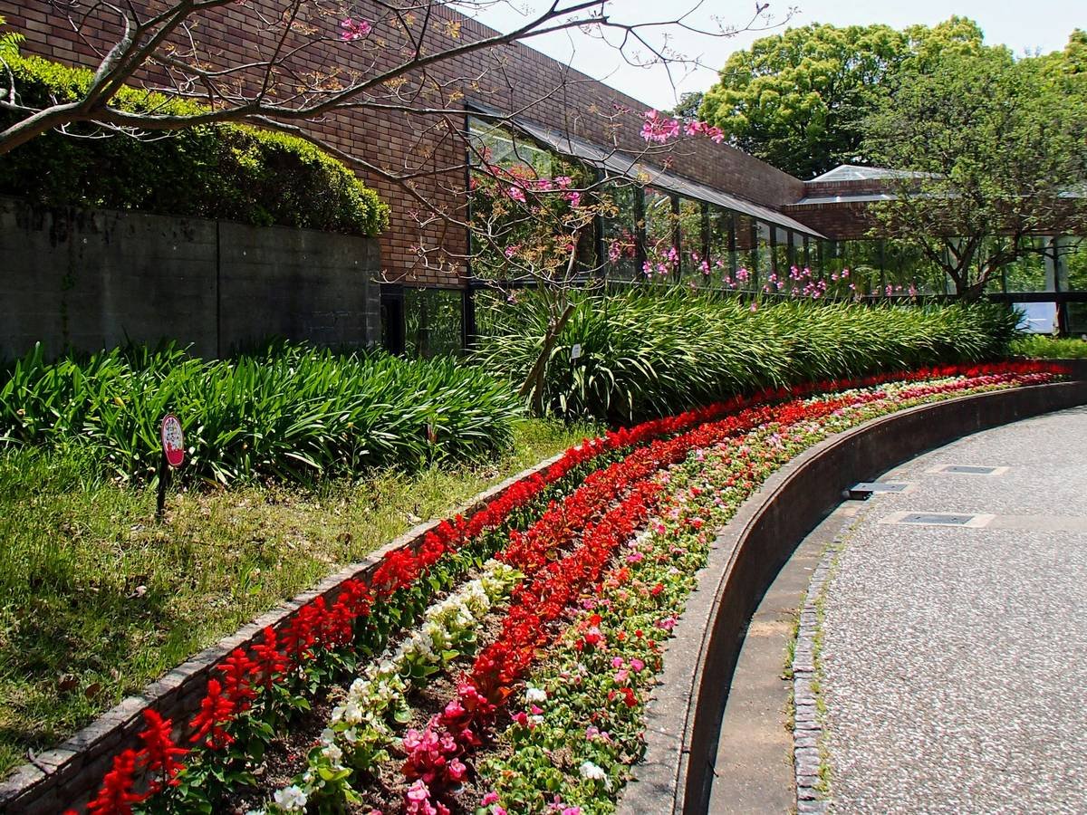 Steel commercial edging for landscaping installed along a curved flower bed with clean separation between lawn and mulch