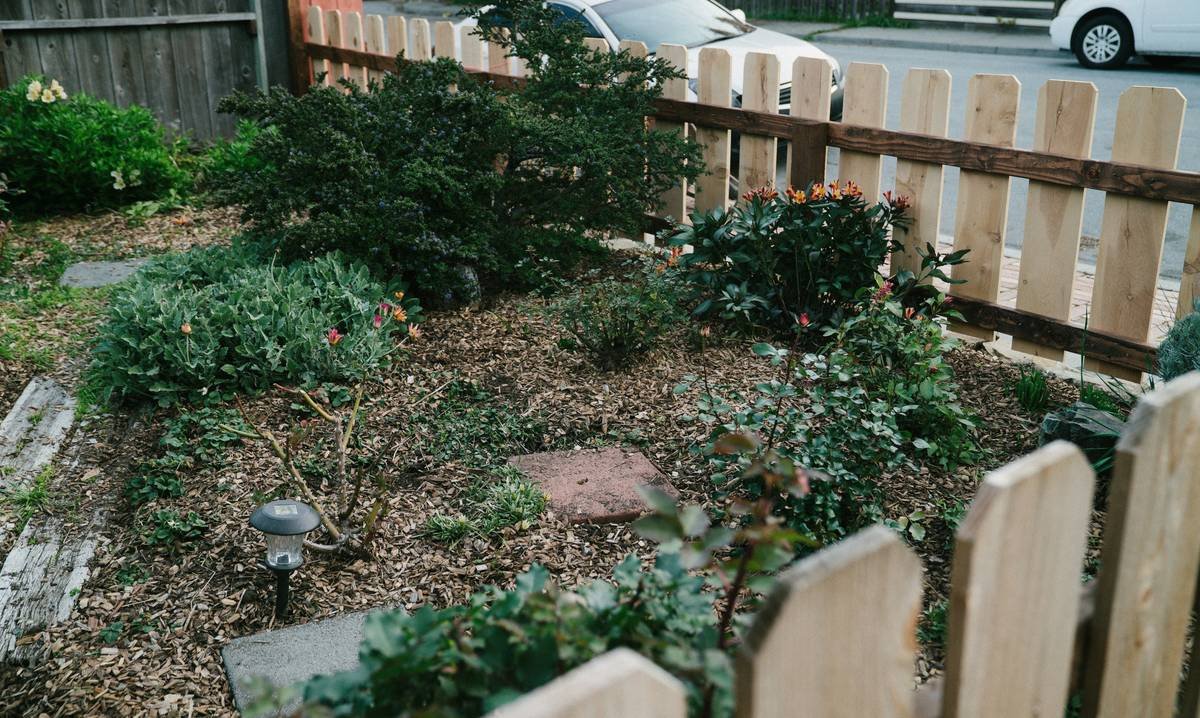 Installing aluminum landscape edging home depot style with proper trench depth and stake placement